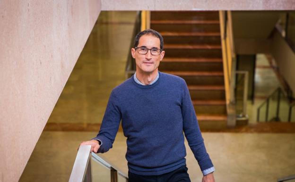 El investigador, este jueves, tras la firma del convenio de la Universidad Miguel Hernández (UMH) con la Caja Rural. 