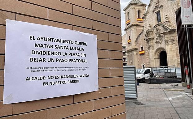 Uno de los carteles colocados en contra del cierre temporal de la plaza de Santa Eulalia.