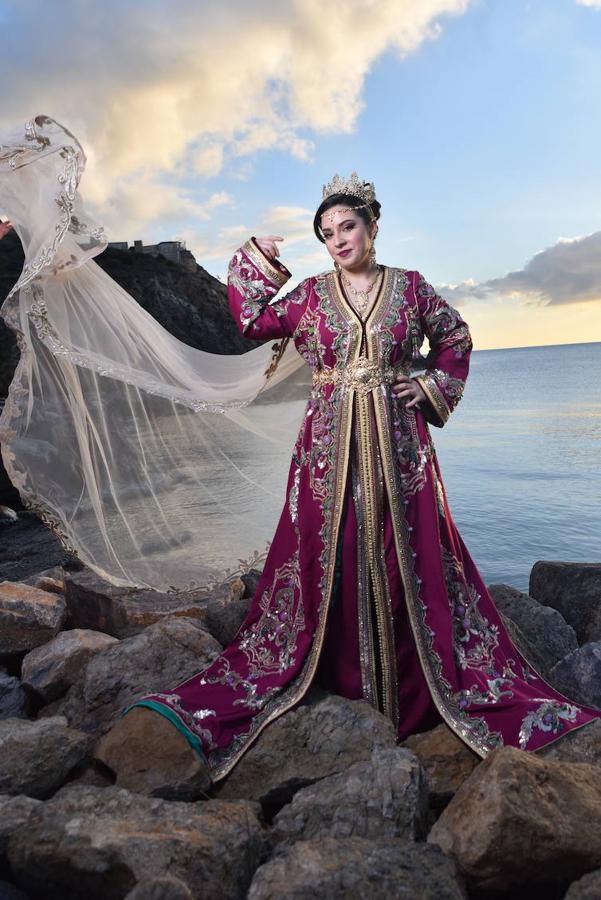 Takchita rosa durante una sesión de fotos en la playa de Cala Reona (Cartagena). 