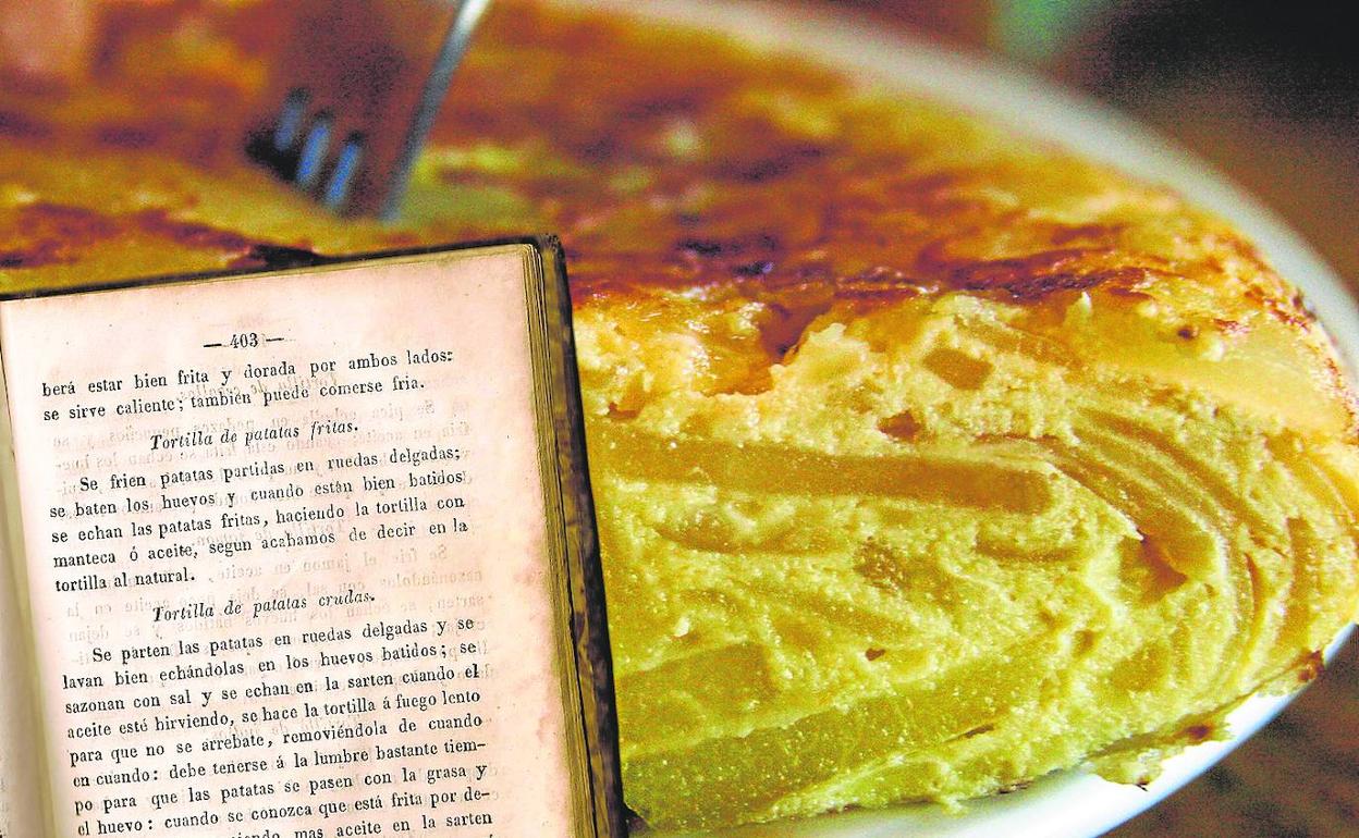 Recetas de tortilla de patata en 'La cocina perfeccionada' (1854) y tortilla cruda.