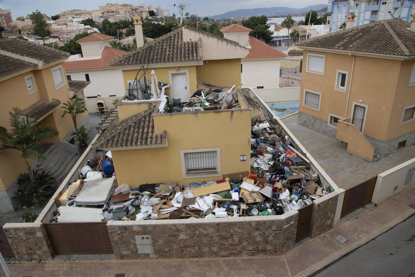 Mesa final grua basura Un vecino acumula toneladas de residuos en un chalé de La Cumbre, en Puerto  de Mazarrón | La Verdad