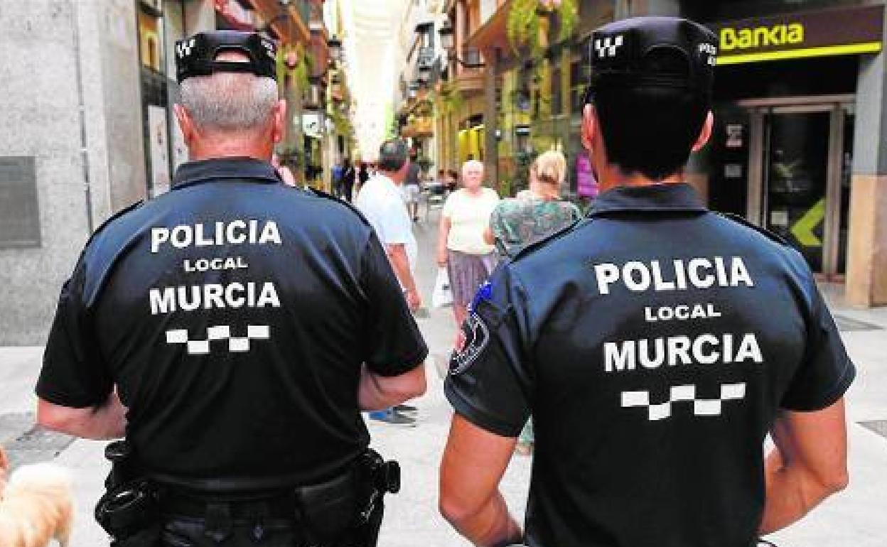 Imagen de archivo de una pareja de la Policía Local de Murcia.