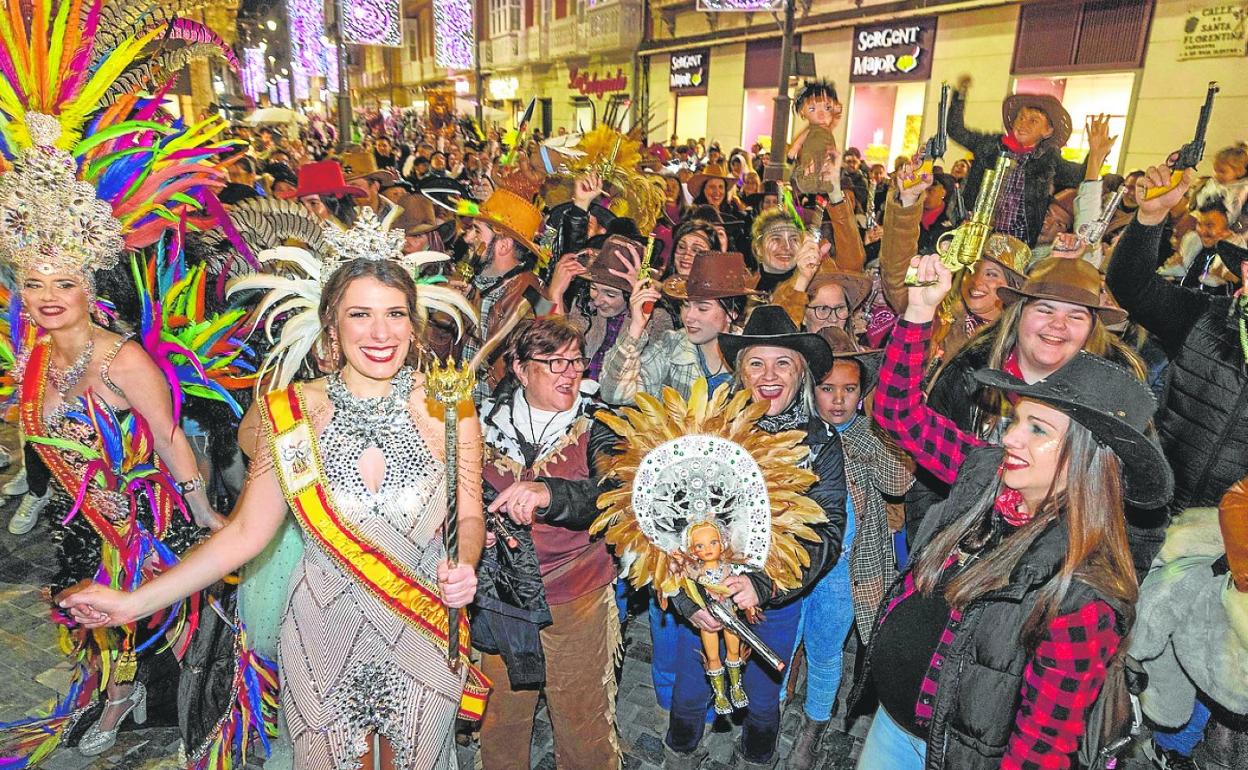 Coreografías con disparos al aire al ritmo de la batucada junto a la plaza del Icue. 