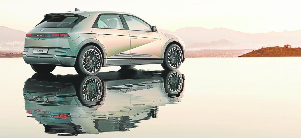 El exclusivo diseño exterior del Ioniq 5 se caracteriza por sus líneas limpias y afiladas. 