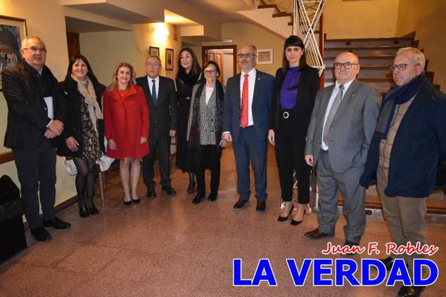 El teatro Thuillier acogió en la noche del pasado viernes el acto de entrega de la tercera edición de los Premios Rosa al Compromiso Social, organizado por el PSOE y Juventudes Socialistas. Los reconocimientos fueron entregados a Francisco Marín, presidente del gremio de editores de la Región de Murcia; a Juan Pedro Martínez, presidente de la cooperativa Frutas Caravaca; y a Francisca Baraza, presidenta de la Mancomunidad de los Canales del Taibilla.