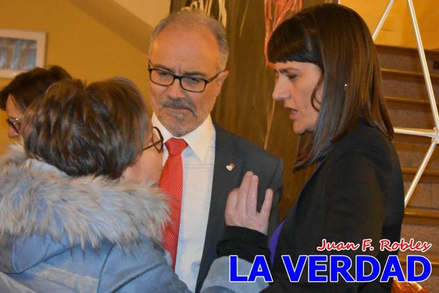 El teatro Thuillier acogió en la noche del pasado viernes el acto de entrega de la tercera edición de los Premios Rosa al Compromiso Social, organizado por el PSOE y Juventudes Socialistas. Los reconocimientos fueron entregados a Francisco Marín, presidente del gremio de editores de la Región de Murcia; a Juan Pedro Martínez, presidente de la cooperativa Frutas Caravaca; y a Francisca Baraza, presidenta de la Mancomunidad de los Canales del Taibilla.