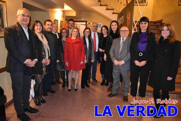 El teatro Thuillier acogió en la noche del pasado viernes el acto de entrega de la tercera edición de los Premios Rosa al Compromiso Social, organizado por el PSOE y Juventudes Socialistas. Los reconocimientos fueron entregados a Francisco Marín, presidente del gremio de editores de la Región de Murcia; a Juan Pedro Martínez, presidente de la cooperativa Frutas Caravaca; y a Francisca Baraza, presidenta de la Mancomunidad de los Canales del Taibilla.
