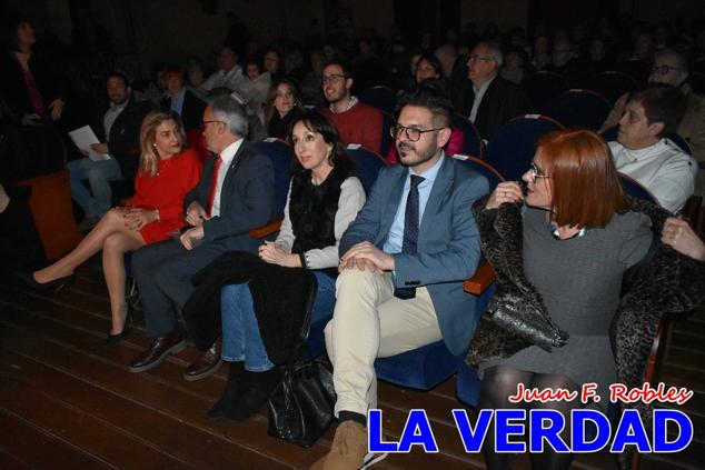 El teatro Thuillier acogió en la noche del pasado viernes el acto de entrega de la tercera edición de los Premios Rosa al Compromiso Social, organizado por el PSOE y Juventudes Socialistas. Los reconocimientos fueron entregados a Francisco Marín, presidente del gremio de editores de la Región de Murcia; a Juan Pedro Martínez, presidente de la cooperativa Frutas Caravaca; y a Francisca Baraza, presidenta de la Mancomunidad de los Canales del Taibilla.