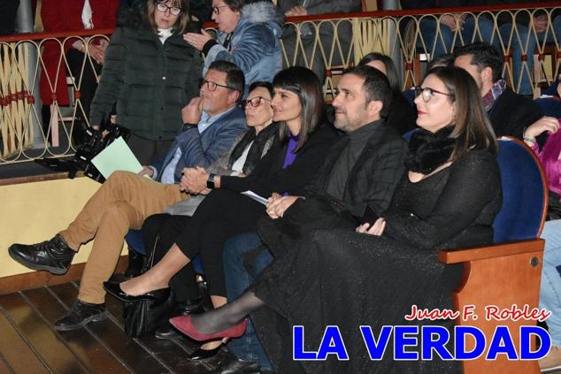 El teatro Thuillier acogió en la noche del pasado viernes el acto de entrega de la tercera edición de los Premios Rosa al Compromiso Social, organizado por el PSOE y Juventudes Socialistas. Los reconocimientos fueron entregados a Francisco Marín, presidente del gremio de editores de la Región de Murcia; a Juan Pedro Martínez, presidente de la cooperativa Frutas Caravaca; y a Francisca Baraza, presidenta de la Mancomunidad de los Canales del Taibilla.