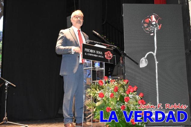 El teatro Thuillier acogió en la noche del pasado viernes el acto de entrega de la tercera edición de los Premios Rosa al Compromiso Social, organizado por el PSOE y Juventudes Socialistas. Los reconocimientos fueron entregados a Francisco Marín, presidente del gremio de editores de la Región de Murcia; a Juan Pedro Martínez, presidente de la cooperativa Frutas Caravaca; y a Francisca Baraza, presidenta de la Mancomunidad de los Canales del Taibilla.