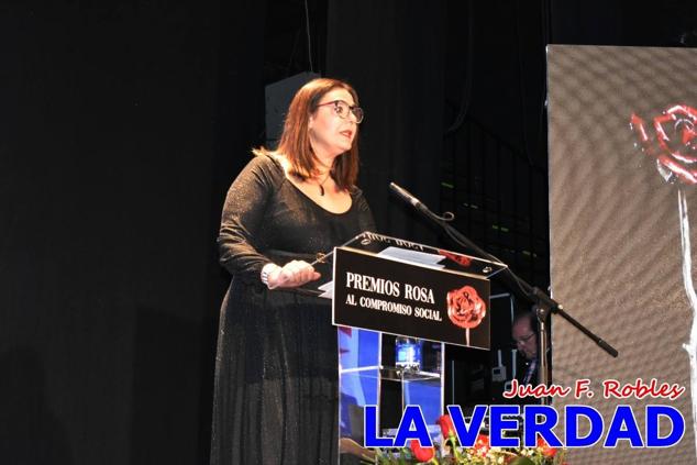 El teatro Thuillier acogió en la noche del pasado viernes el acto de entrega de la tercera edición de los Premios Rosa al Compromiso Social, organizado por el PSOE y Juventudes Socialistas. Los reconocimientos fueron entregados a Francisco Marín, presidente del gremio de editores de la Región de Murcia; a Juan Pedro Martínez, presidente de la cooperativa Frutas Caravaca; y a Francisca Baraza, presidenta de la Mancomunidad de los Canales del Taibilla.