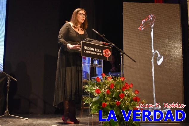 El teatro Thuillier acogió en la noche del pasado viernes el acto de entrega de la tercera edición de los Premios Rosa al Compromiso Social, organizado por el PSOE y Juventudes Socialistas. Los reconocimientos fueron entregados a Francisco Marín, presidente del gremio de editores de la Región de Murcia; a Juan Pedro Martínez, presidente de la cooperativa Frutas Caravaca; y a Francisca Baraza, presidenta de la Mancomunidad de los Canales del Taibilla.