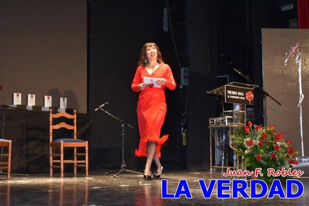 El teatro Thuillier acogió en la noche del pasado viernes el acto de entrega de la tercera edición de los Premios Rosa al Compromiso Social, organizado por el PSOE y Juventudes Socialistas. Los reconocimientos fueron entregados a Francisco Marín, presidente del gremio de editores de la Región de Murcia; a Juan Pedro Martínez, presidente de la cooperativa Frutas Caravaca; y a Francisca Baraza, presidenta de la Mancomunidad de los Canales del Taibilla.