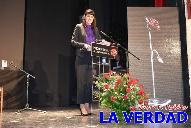 El teatro Thuillier acogió en la noche del pasado viernes el acto de entrega de la tercera edición de los Premios Rosa al Compromiso Social, organizado por el PSOE y Juventudes Socialistas. Los reconocimientos fueron entregados a Francisco Marín, presidente del gremio de editores de la Región de Murcia; a Juan Pedro Martínez, presidente de la cooperativa Frutas Caravaca; y a Francisca Baraza, presidenta de la Mancomunidad de los Canales del Taibilla.