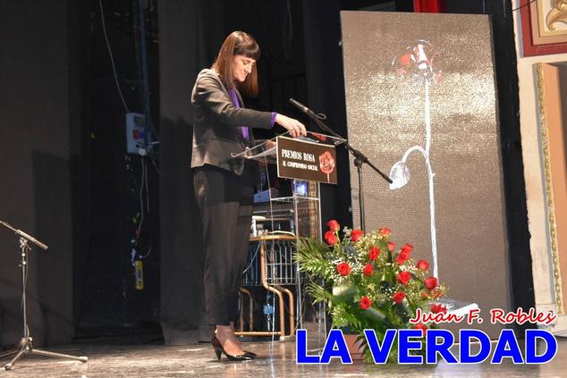 El teatro Thuillier acogió en la noche del pasado viernes el acto de entrega de la tercera edición de los Premios Rosa al Compromiso Social, organizado por el PSOE y Juventudes Socialistas. Los reconocimientos fueron entregados a Francisco Marín, presidente del gremio de editores de la Región de Murcia; a Juan Pedro Martínez, presidente de la cooperativa Frutas Caravaca; y a Francisca Baraza, presidenta de la Mancomunidad de los Canales del Taibilla.