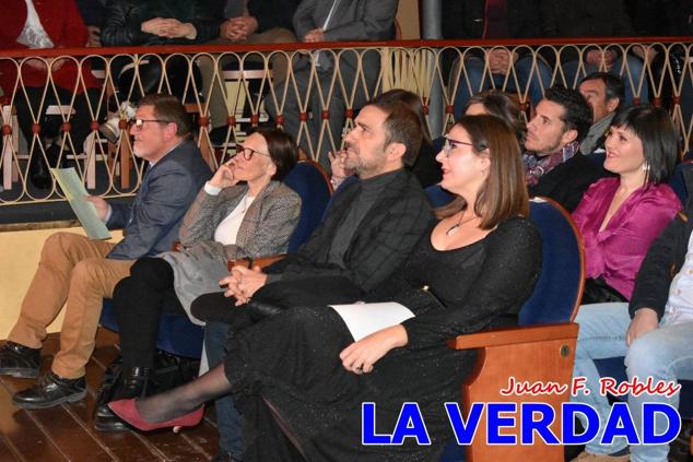 El teatro Thuillier acogió en la noche del pasado viernes el acto de entrega de la tercera edición de los Premios Rosa al Compromiso Social, organizado por el PSOE y Juventudes Socialistas. Los reconocimientos fueron entregados a Francisco Marín, presidente del gremio de editores de la Región de Murcia; a Juan Pedro Martínez, presidente de la cooperativa Frutas Caravaca; y a Francisca Baraza, presidenta de la Mancomunidad de los Canales del Taibilla.