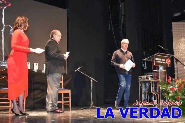 El teatro Thuillier acogió en la noche del pasado viernes el acto de entrega de la tercera edición de los Premios Rosa al Compromiso Social, organizado por el PSOE y Juventudes Socialistas. Los reconocimientos fueron entregados a Francisco Marín, presidente del gremio de editores de la Región de Murcia; a Juan Pedro Martínez, presidente de la cooperativa Frutas Caravaca; y a Francisca Baraza, presidenta de la Mancomunidad de los Canales del Taibilla.