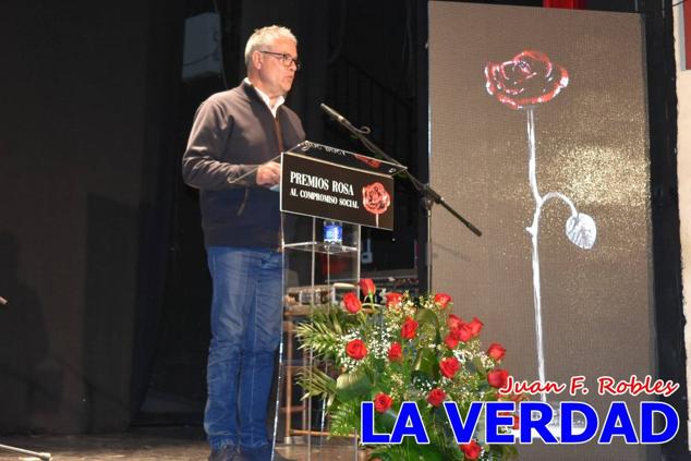 El teatro Thuillier acogió en la noche del pasado viernes el acto de entrega de la tercera edición de los Premios Rosa al Compromiso Social, organizado por el PSOE y Juventudes Socialistas. Los reconocimientos fueron entregados a Francisco Marín, presidente del gremio de editores de la Región de Murcia; a Juan Pedro Martínez, presidente de la cooperativa Frutas Caravaca; y a Francisca Baraza, presidenta de la Mancomunidad de los Canales del Taibilla.