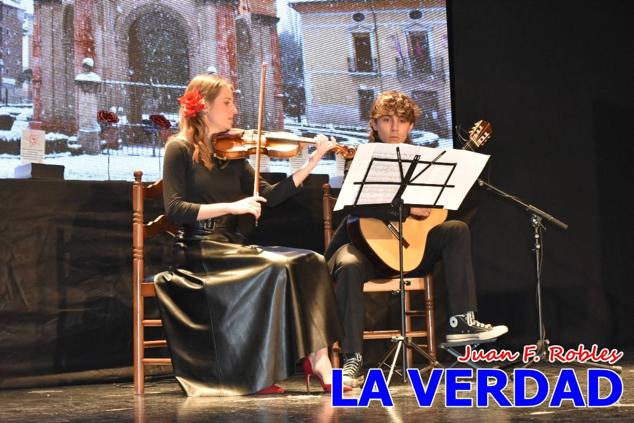 El teatro Thuillier acogió en la noche del pasado viernes el acto de entrega de la tercera edición de los Premios Rosa al Compromiso Social, organizado por el PSOE y Juventudes Socialistas. Los reconocimientos fueron entregados a Francisco Marín, presidente del gremio de editores de la Región de Murcia; a Juan Pedro Martínez, presidente de la cooperativa Frutas Caravaca; y a Francisca Baraza, presidenta de la Mancomunidad de los Canales del Taibilla.
