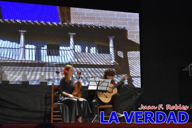 El teatro Thuillier acogió en la noche del pasado viernes el acto de entrega de la tercera edición de los Premios Rosa al Compromiso Social, organizado por el PSOE y Juventudes Socialistas. Los reconocimientos fueron entregados a Francisco Marín, presidente del gremio de editores de la Región de Murcia; a Juan Pedro Martínez, presidente de la cooperativa Frutas Caravaca; y a Francisca Baraza, presidenta de la Mancomunidad de los Canales del Taibilla.