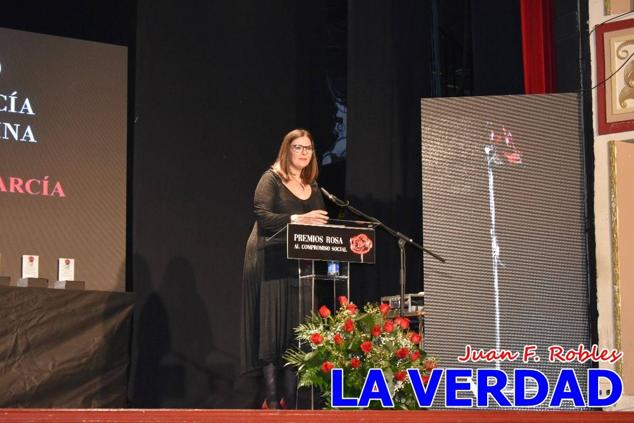 El teatro Thuillier acogió en la noche del pasado viernes el acto de entrega de la tercera edición de los Premios Rosa al Compromiso Social, organizado por el PSOE y Juventudes Socialistas. Los reconocimientos fueron entregados a Francisco Marín, presidente del gremio de editores de la Región de Murcia; a Juan Pedro Martínez, presidente de la cooperativa Frutas Caravaca; y a Francisca Baraza, presidenta de la Mancomunidad de los Canales del Taibilla.