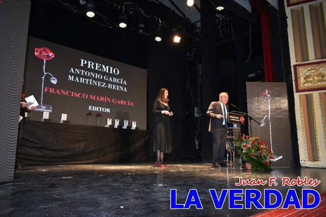 El teatro Thuillier acogió en la noche del pasado viernes el acto de entrega de la tercera edición de los Premios Rosa al Compromiso Social, organizado por el PSOE y Juventudes Socialistas. Los reconocimientos fueron entregados a Francisco Marín, presidente del gremio de editores de la Región de Murcia; a Juan Pedro Martínez, presidente de la cooperativa Frutas Caravaca; y a Francisca Baraza, presidenta de la Mancomunidad de los Canales del Taibilla.