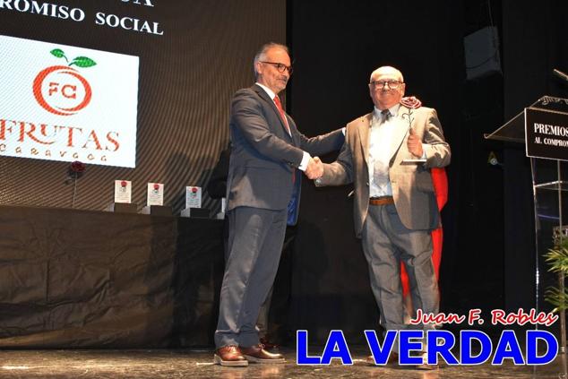 El teatro Thuillier acogió en la noche del pasado viernes el acto de entrega de la tercera edición de los Premios Rosa al Compromiso Social, organizado por el PSOE y Juventudes Socialistas. Los reconocimientos fueron entregados a Francisco Marín, presidente del gremio de editores de la Región de Murcia; a Juan Pedro Martínez, presidente de la cooperativa Frutas Caravaca; y a Francisca Baraza, presidenta de la Mancomunidad de los Canales del Taibilla.