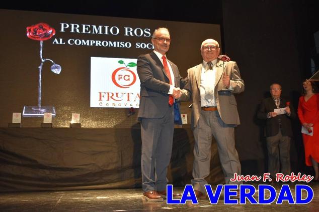 El teatro Thuillier acogió en la noche del pasado viernes el acto de entrega de la tercera edición de los Premios Rosa al Compromiso Social, organizado por el PSOE y Juventudes Socialistas. Los reconocimientos fueron entregados a Francisco Marín, presidente del gremio de editores de la Región de Murcia; a Juan Pedro Martínez, presidente de la cooperativa Frutas Caravaca; y a Francisca Baraza, presidenta de la Mancomunidad de los Canales del Taibilla.