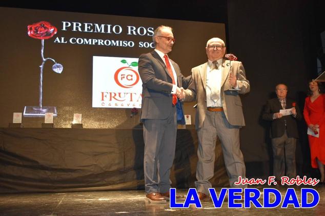 El teatro Thuillier acogió en la noche del pasado viernes el acto de entrega de la tercera edición de los Premios Rosa al Compromiso Social, organizado por el PSOE y Juventudes Socialistas. Los reconocimientos fueron entregados a Francisco Marín, presidente del gremio de editores de la Región de Murcia; a Juan Pedro Martínez, presidente de la cooperativa Frutas Caravaca; y a Francisca Baraza, presidenta de la Mancomunidad de los Canales del Taibilla.