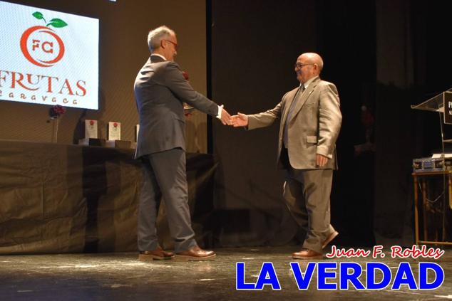 El teatro Thuillier acogió en la noche del pasado viernes el acto de entrega de la tercera edición de los Premios Rosa al Compromiso Social, organizado por el PSOE y Juventudes Socialistas. Los reconocimientos fueron entregados a Francisco Marín, presidente del gremio de editores de la Región de Murcia; a Juan Pedro Martínez, presidente de la cooperativa Frutas Caravaca; y a Francisca Baraza, presidenta de la Mancomunidad de los Canales del Taibilla.