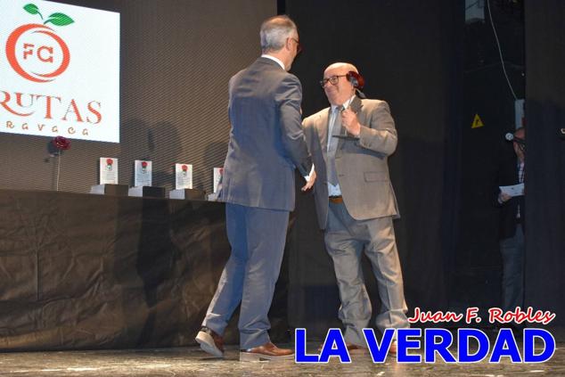 El teatro Thuillier acogió en la noche del pasado viernes el acto de entrega de la tercera edición de los Premios Rosa al Compromiso Social, organizado por el PSOE y Juventudes Socialistas. Los reconocimientos fueron entregados a Francisco Marín, presidente del gremio de editores de la Región de Murcia; a Juan Pedro Martínez, presidente de la cooperativa Frutas Caravaca; y a Francisca Baraza, presidenta de la Mancomunidad de los Canales del Taibilla.