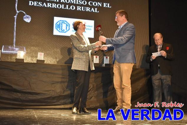 El teatro Thuillier acogió en la noche del pasado viernes el acto de entrega de la tercera edición de los Premios Rosa al Compromiso Social, organizado por el PSOE y Juventudes Socialistas. Los reconocimientos fueron entregados a Francisco Marín, presidente del gremio de editores de la Región de Murcia; a Juan Pedro Martínez, presidente de la cooperativa Frutas Caravaca; y a Francisca Baraza, presidenta de la Mancomunidad de los Canales del Taibilla.