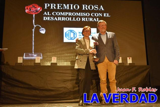 El teatro Thuillier acogió en la noche del pasado viernes el acto de entrega de la tercera edición de los Premios Rosa al Compromiso Social, organizado por el PSOE y Juventudes Socialistas. Los reconocimientos fueron entregados a Francisco Marín, presidente del gremio de editores de la Región de Murcia; a Juan Pedro Martínez, presidente de la cooperativa Frutas Caravaca; y a Francisca Baraza, presidenta de la Mancomunidad de los Canales del Taibilla.