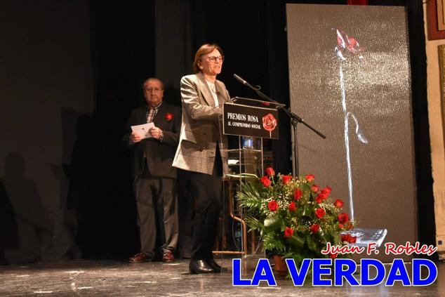 El teatro Thuillier acogió en la noche del pasado viernes el acto de entrega de la tercera edición de los Premios Rosa al Compromiso Social, organizado por el PSOE y Juventudes Socialistas. Los reconocimientos fueron entregados a Francisco Marín, presidente del gremio de editores de la Región de Murcia; a Juan Pedro Martínez, presidente de la cooperativa Frutas Caravaca; y a Francisca Baraza, presidenta de la Mancomunidad de los Canales del Taibilla.