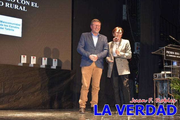 El teatro Thuillier acogió en la noche del pasado viernes el acto de entrega de la tercera edición de los Premios Rosa al Compromiso Social, organizado por el PSOE y Juventudes Socialistas. Los reconocimientos fueron entregados a Francisco Marín, presidente del gremio de editores de la Región de Murcia; a Juan Pedro Martínez, presidente de la cooperativa Frutas Caravaca; y a Francisca Baraza, presidenta de la Mancomunidad de los Canales del Taibilla.
