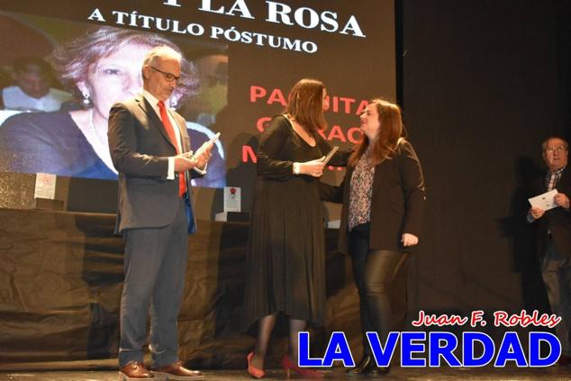 El teatro Thuillier acogió en la noche del pasado viernes el acto de entrega de la tercera edición de los Premios Rosa al Compromiso Social, organizado por el PSOE y Juventudes Socialistas. Los reconocimientos fueron entregados a Francisco Marín, presidente del gremio de editores de la Región de Murcia; a Juan Pedro Martínez, presidente de la cooperativa Frutas Caravaca; y a Francisca Baraza, presidenta de la Mancomunidad de los Canales del Taibilla.