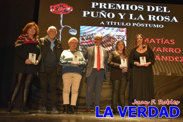 El teatro Thuillier acogió en la noche del pasado viernes el acto de entrega de la tercera edición de los Premios Rosa al Compromiso Social, organizado por el PSOE y Juventudes Socialistas. Los reconocimientos fueron entregados a Francisco Marín, presidente del gremio de editores de la Región de Murcia; a Juan Pedro Martínez, presidente de la cooperativa Frutas Caravaca; y a Francisca Baraza, presidenta de la Mancomunidad de los Canales del Taibilla.