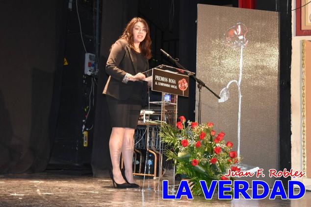 El teatro Thuillier acogió en la noche del pasado viernes el acto de entrega de la tercera edición de los Premios Rosa al Compromiso Social, organizado por el PSOE y Juventudes Socialistas. Los reconocimientos fueron entregados a Francisco Marín, presidente del gremio de editores de la Región de Murcia; a Juan Pedro Martínez, presidente de la cooperativa Frutas Caravaca; y a Francisca Baraza, presidenta de la Mancomunidad de los Canales del Taibilla.