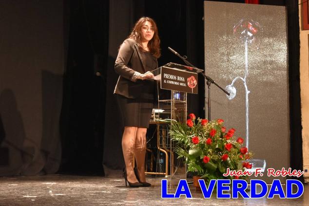 El teatro Thuillier acogió en la noche del pasado viernes el acto de entrega de la tercera edición de los Premios Rosa al Compromiso Social, organizado por el PSOE y Juventudes Socialistas. Los reconocimientos fueron entregados a Francisco Marín, presidente del gremio de editores de la Región de Murcia; a Juan Pedro Martínez, presidente de la cooperativa Frutas Caravaca; y a Francisca Baraza, presidenta de la Mancomunidad de los Canales del Taibilla.
