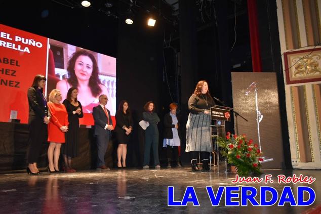 El teatro Thuillier acogió en la noche del pasado viernes el acto de entrega de la tercera edición de los Premios Rosa al Compromiso Social, organizado por el PSOE y Juventudes Socialistas. Los reconocimientos fueron entregados a Francisco Marín, presidente del gremio de editores de la Región de Murcia; a Juan Pedro Martínez, presidente de la cooperativa Frutas Caravaca; y a Francisca Baraza, presidenta de la Mancomunidad de los Canales del Taibilla.