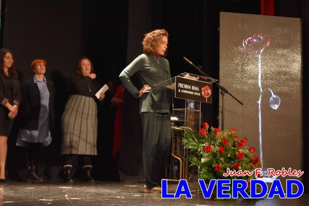 El teatro Thuillier acogió en la noche del pasado viernes el acto de entrega de la tercera edición de los Premios Rosa al Compromiso Social, organizado por el PSOE y Juventudes Socialistas. Los reconocimientos fueron entregados a Francisco Marín, presidente del gremio de editores de la Región de Murcia; a Juan Pedro Martínez, presidente de la cooperativa Frutas Caravaca; y a Francisca Baraza, presidenta de la Mancomunidad de los Canales del Taibilla.