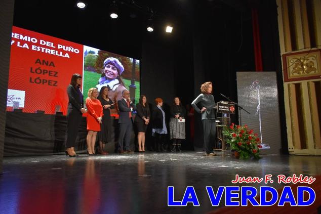 El teatro Thuillier acogió en la noche del pasado viernes el acto de entrega de la tercera edición de los Premios Rosa al Compromiso Social, organizado por el PSOE y Juventudes Socialistas. Los reconocimientos fueron entregados a Francisco Marín, presidente del gremio de editores de la Región de Murcia; a Juan Pedro Martínez, presidente de la cooperativa Frutas Caravaca; y a Francisca Baraza, presidenta de la Mancomunidad de los Canales del Taibilla.