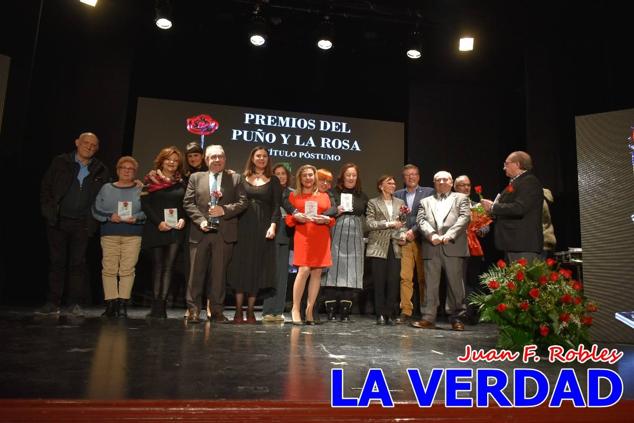 El teatro Thuillier acogió en la noche del pasado viernes el acto de entrega de la tercera edición de los Premios Rosa al Compromiso Social, organizado por el PSOE y Juventudes Socialistas. Los reconocimientos fueron entregados a Francisco Marín, presidente del gremio de editores de la Región de Murcia; a Juan Pedro Martínez, presidente de la cooperativa Frutas Caravaca; y a Francisca Baraza, presidenta de la Mancomunidad de los Canales del Taibilla.