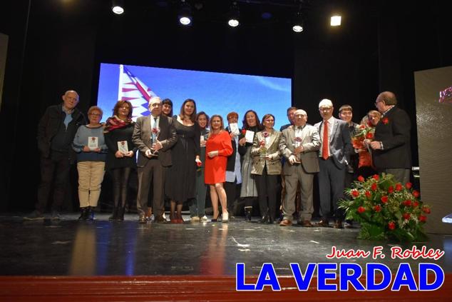 El teatro Thuillier acogió en la noche del pasado viernes el acto de entrega de la tercera edición de los Premios Rosa al Compromiso Social, organizado por el PSOE y Juventudes Socialistas. Los reconocimientos fueron entregados a Francisco Marín, presidente del gremio de editores de la Región de Murcia; a Juan Pedro Martínez, presidente de la cooperativa Frutas Caravaca; y a Francisca Baraza, presidenta de la Mancomunidad de los Canales del Taibilla.