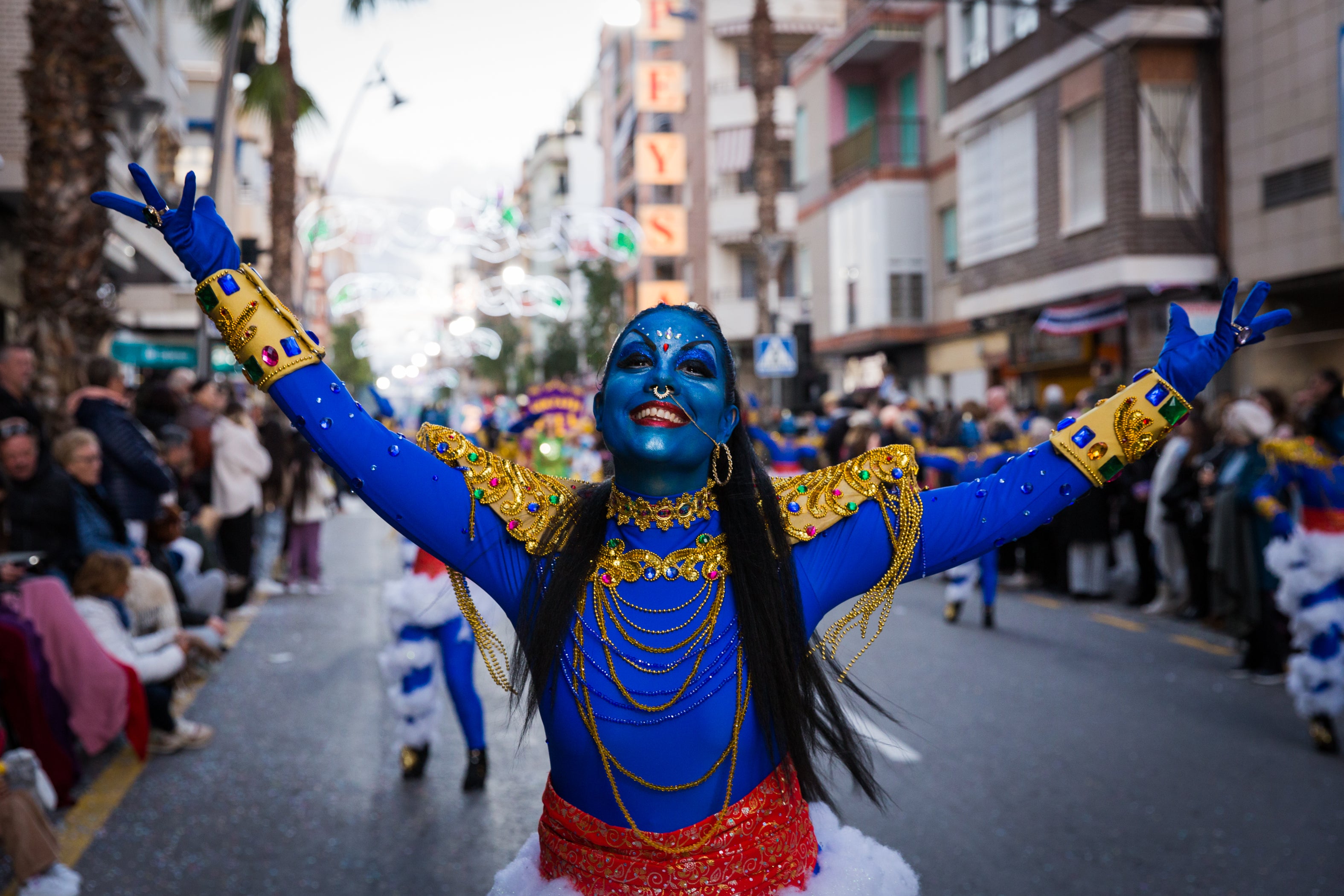Fotos: Brillante estallido de color y buen baile del carnaval de Torrevieja