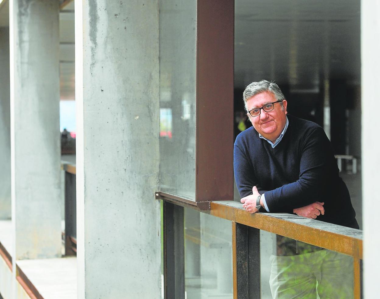 El profesor Miguel Esteban en el edificio de la Facultad de Ciencias del Trabajo, en el campus de Espinardo. 