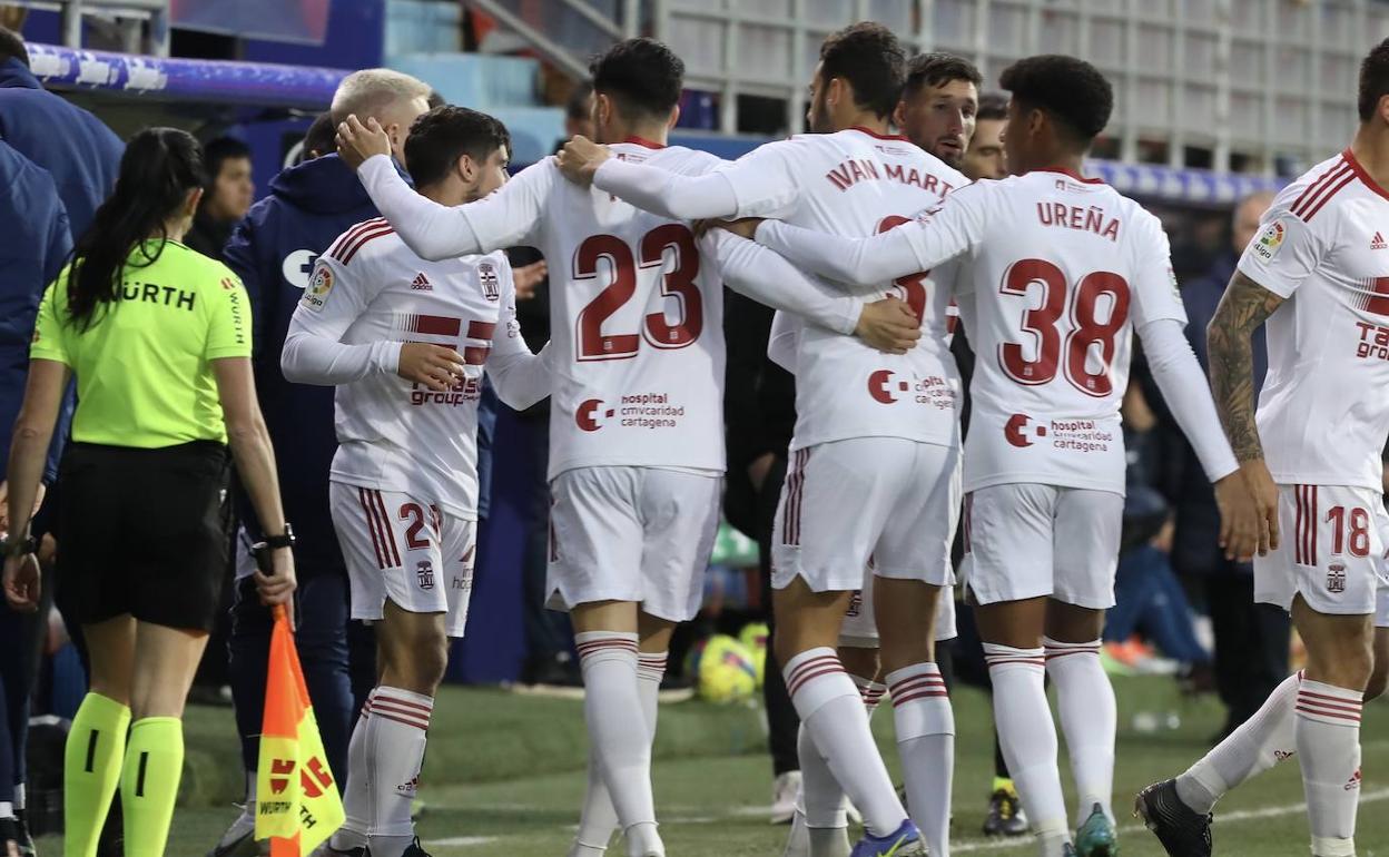 Los jugadores del FC Cartagena celebran uno de los goles anotados esta tarde en Ipurúa ante el Eibar.