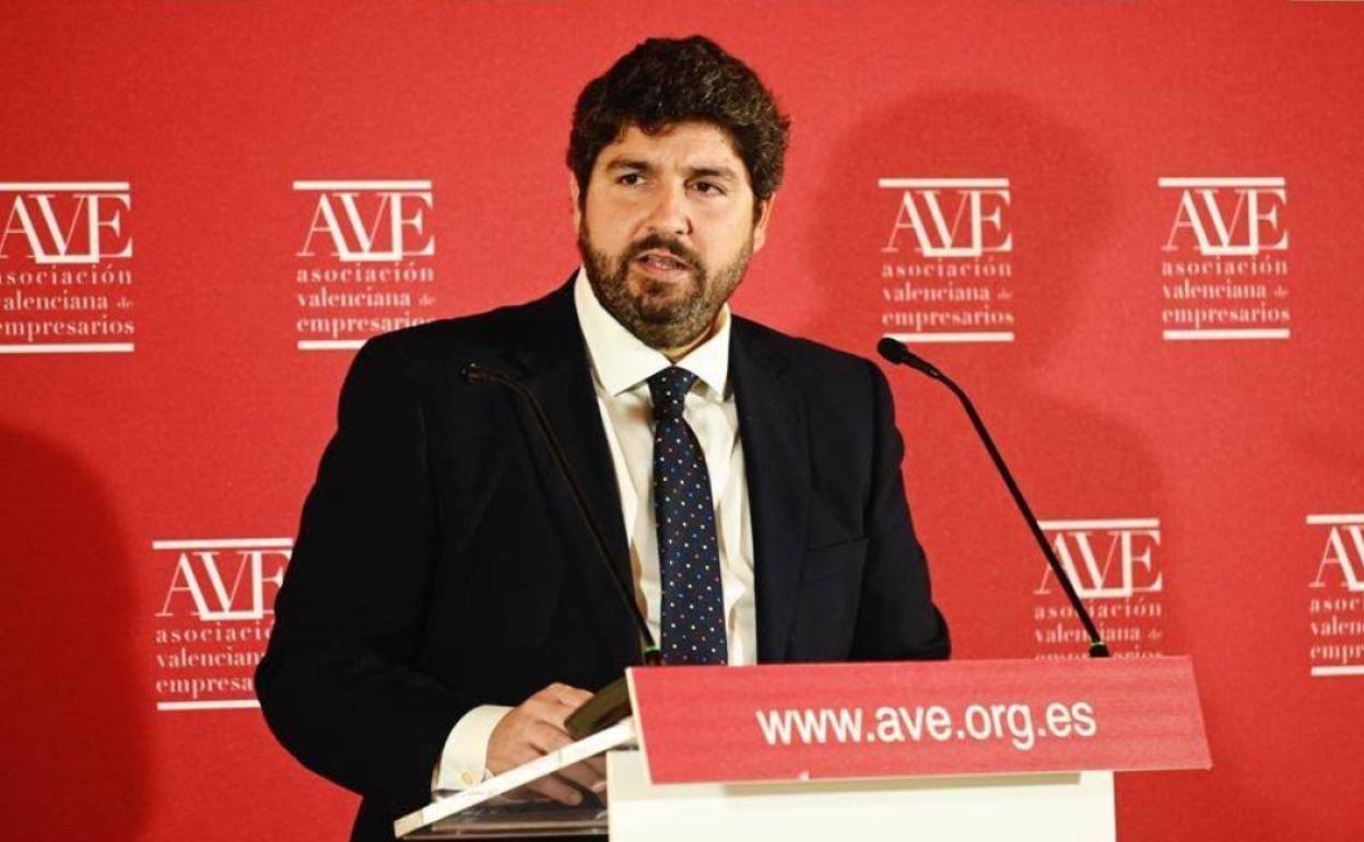 El presidente regional, Fernando López Miras, este lunes en la reunión con los empresarios valencianos. 