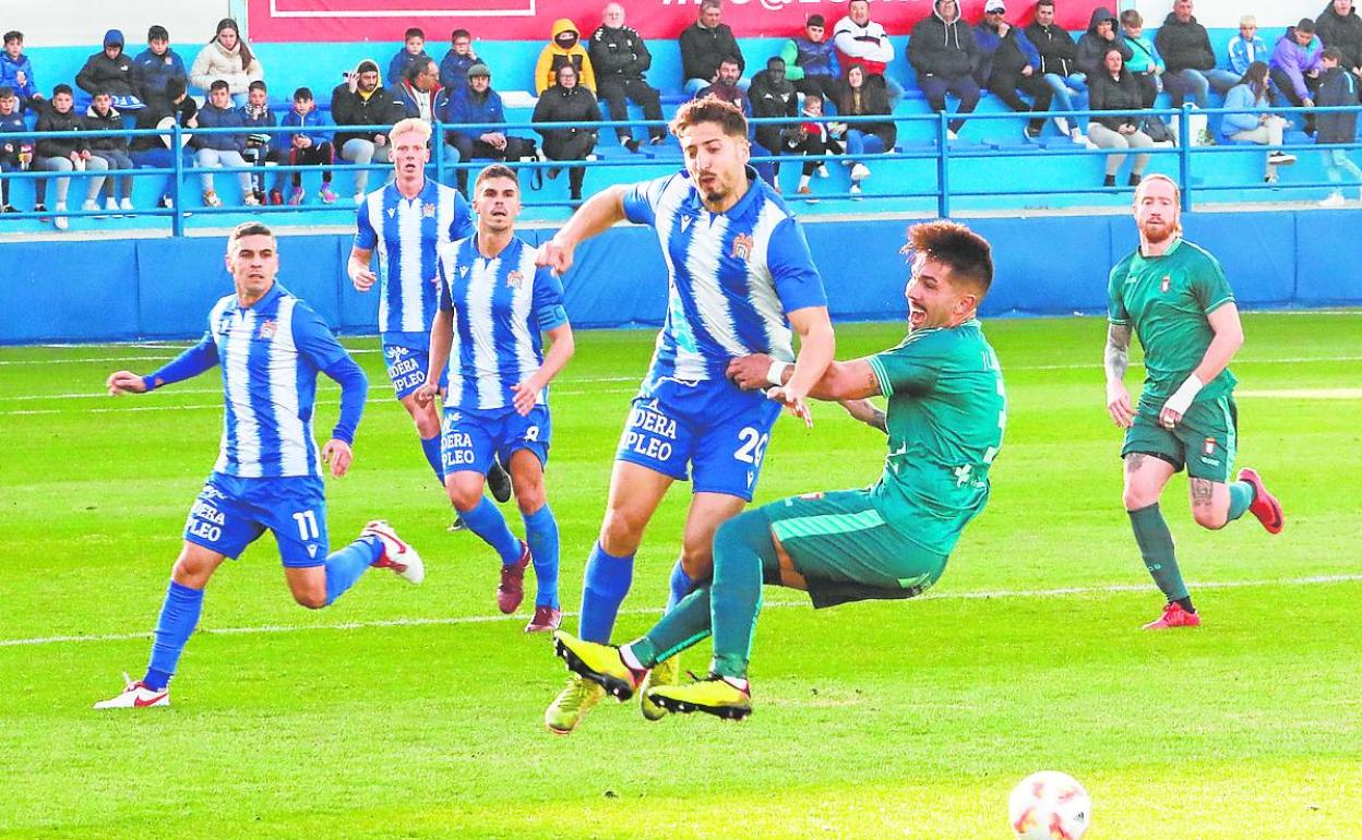 Un lance del derbi entre el Águilas y el Lorca ayer en el Rubial.