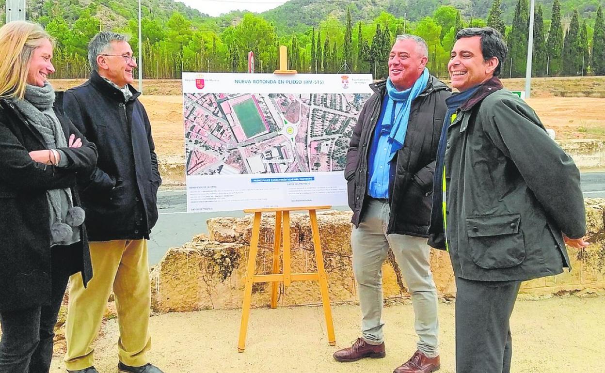 El consejero Díez de Revenga, a la derecha, en la presentación del proyecto, ayer, en Pliego. 